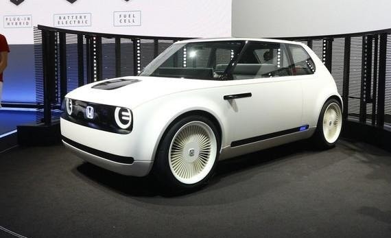 远看像80年代古董车，可显示屏有1米长，车头车尾能显示表情包