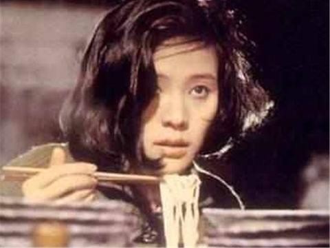 她是影后，因丈夫一句话50年未拍过吻戏，今73岁坐豪车生活幸福！