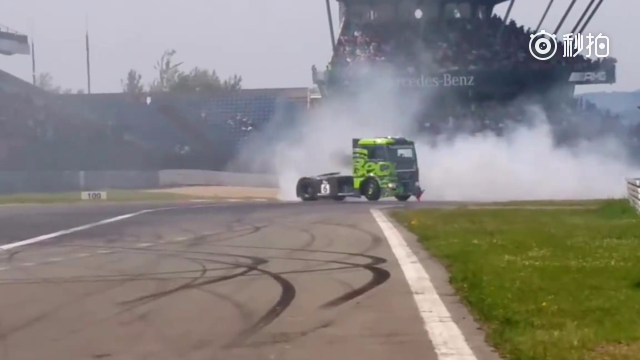 国外卡车漂移比赛，实拍现场给卡车换轮胎过程