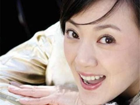 她屡次上春晚拿千万片酬，还代言豪车，没想到44岁患上抑郁症了！