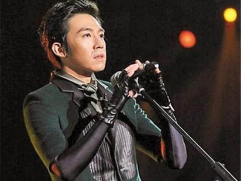他人气不输张翰，烧伤后似驼背老头，今30岁坐豪车和赵丽颖合作！