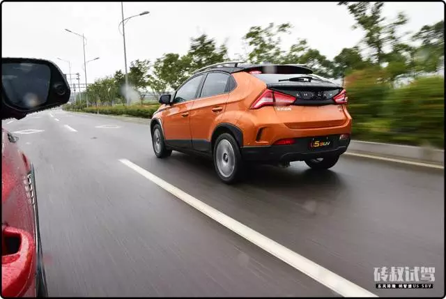 12寸超大中控屏!这台10万不到的新款SUV,回头率超高!