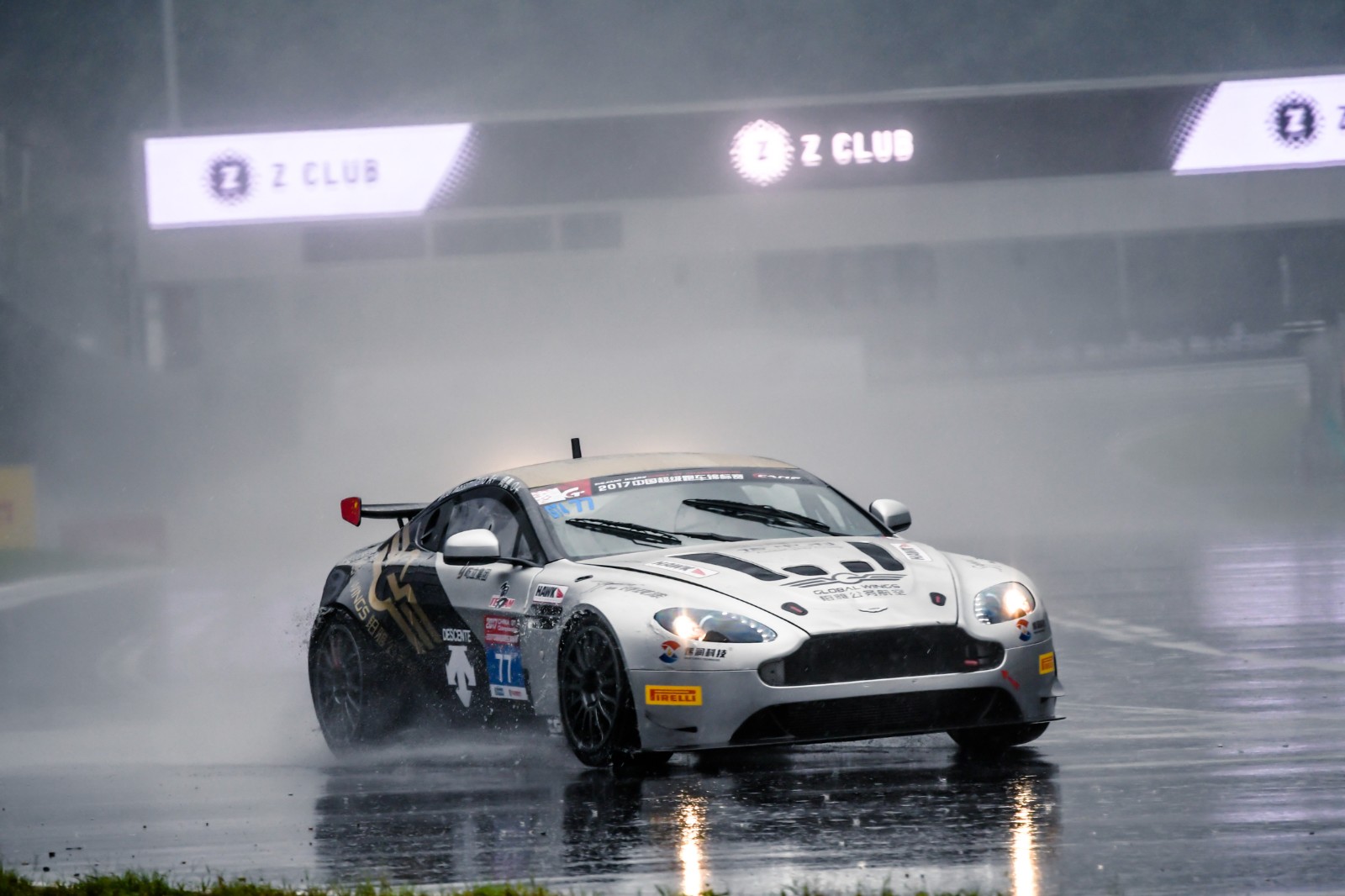 雨中激战中国超级跑车锦标赛浙江站