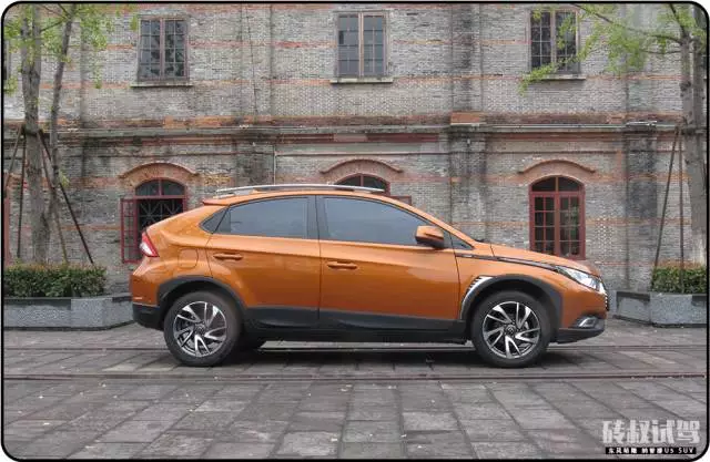 12寸超大中控屏!这台10万不到的新款SUV,回头率超高!