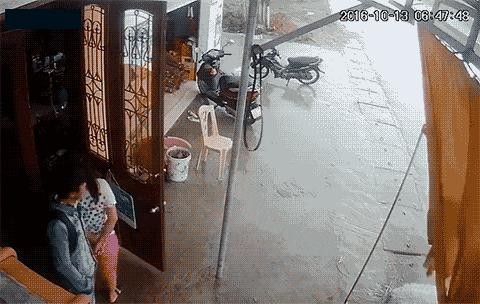 安全小妹：两人骑电动车闯红灯，当场被活埋惨不忍睹