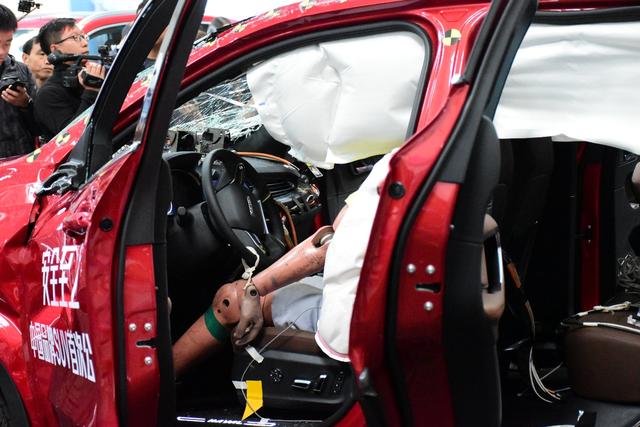 号称最严格的翻滚试验,神车哈弗H6的表现会如何呢?