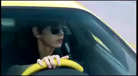 开法拉利的帅哥在路上遇到开保时捷他俩太疯狂.