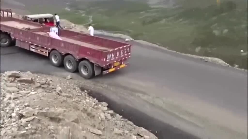 一辆中国牌照卡车在巴基斯坦被困_很好奇是怎么开过去的