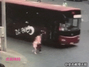 过马路要先看车!要走人行道!要看红绿灯!