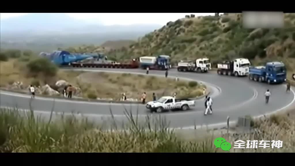 国外卡车老司机这样倒车，最后一个吓得目瞪口呆！