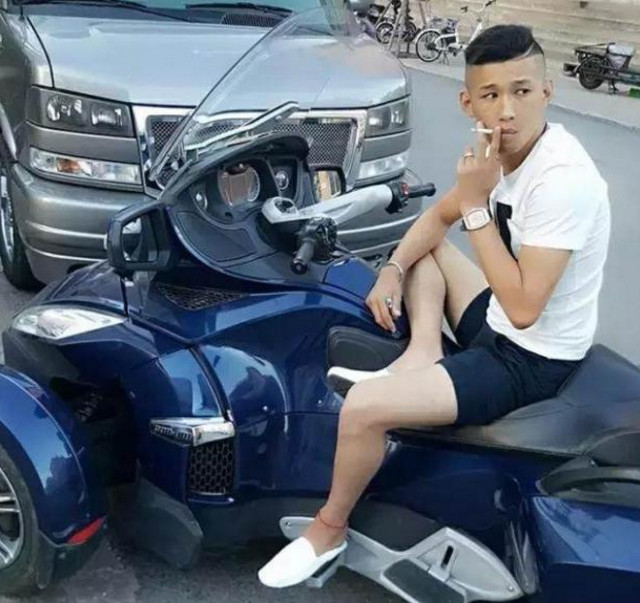 女友嫌穷跟奔驰男跑了，他唱一首歌赚5亿，如今开500万奔驰!-新浪汽车