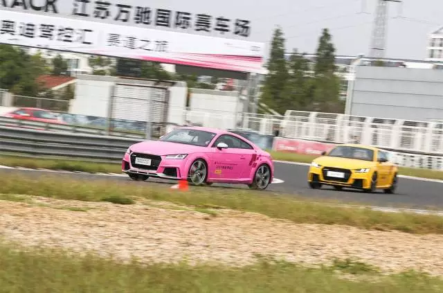 在这里开车,飙到200km/h都不违法,一大波妹子为你喝彩!