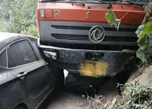 吉利博瑞又出大新闻 正面撞上大货车 看到结果乐坏吉利老总!