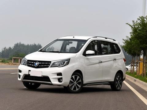 比宝骏730逼格高，大7座不足7万，二胎家庭的福音