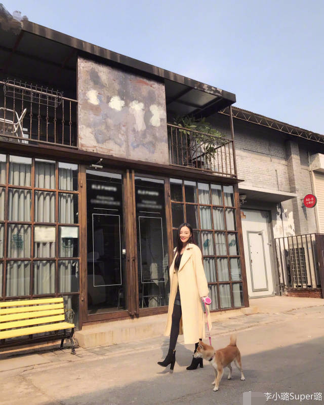最近李小璐参加了某综艺节目的录制，在节目中李小璐透露了很多东西，分享生甜馨的一些心酸旧事，也分享了当妈妈后的喜悦。