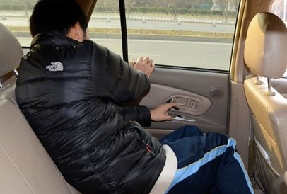 奥迪A6车门打不开,修车老师傅束手无策,只因缺