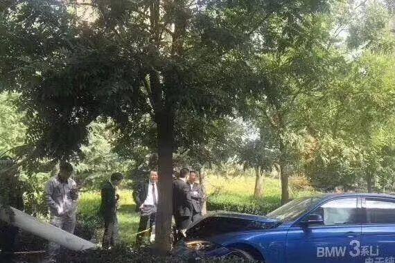 试驾员带客户试宝马3系，结果撞树上去了！