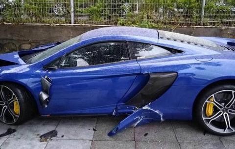 迈凯伦和奔驰AMG飙车，雨天路滑撞上围墙，一个轮胎都掉了