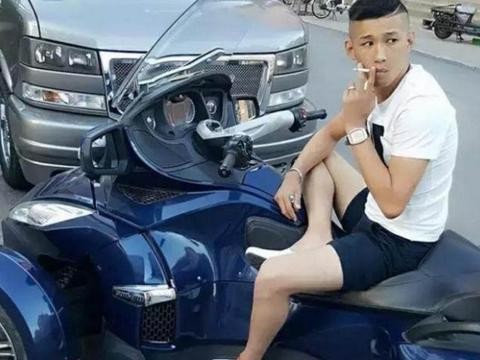 女友嫌穷跟奔驰男跑了，他唱一首歌赚5亿，如今开500万奔驰！