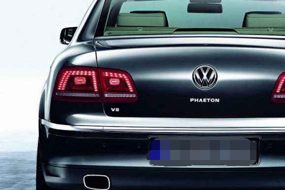 法拉利想做婚车头车，看到车队后，朋友默默的将法拉利开到队尾