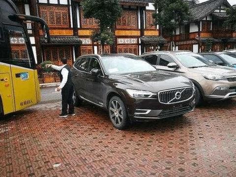 停车场偶遇新款沃尔沃XC60，颜值碾压奥迪Q5，上班族的豪车