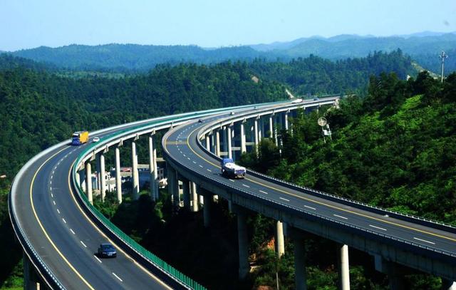 高速公路为什么不装路灯？看了这4点瞬间明白！