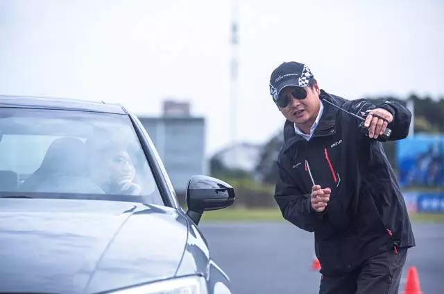 在这里开车,飙到200km/h都不违法,一大波妹子为你喝彩!