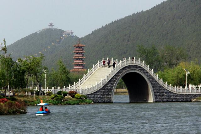 湖风景区位于风景秀丽的徐州市区南部,是江苏省著名的省级风景名胜区