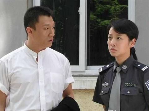 同样是出演黑社会，一个坐拥百万的豪车，另一个出行只有一条狗！