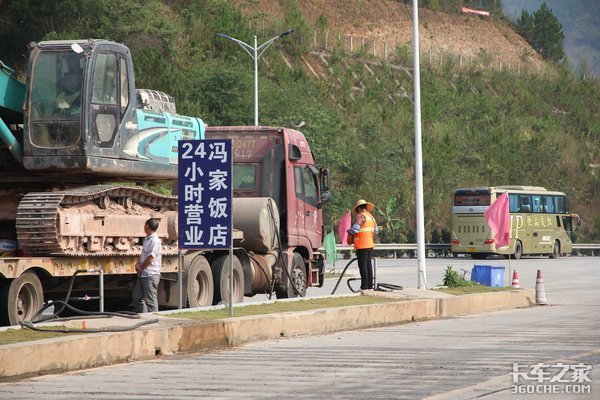 中国高速公路的特色产物,外国司机看到之后一