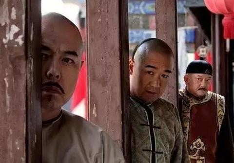 “和珅”穿越开800万豪车，3任老婆，娶小20娇妻，60岁得子！