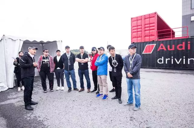 在这里开车,飙到200km/h都不违法,一大波妹子为你喝彩!