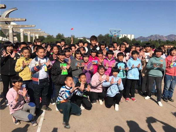 国脚赴孤儿院献爱心 网友:不愧零差评球员 背景却露