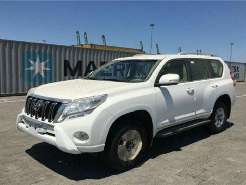 2017款丰田霸道4000天窗摇启版外观设计较老款更加硬朗