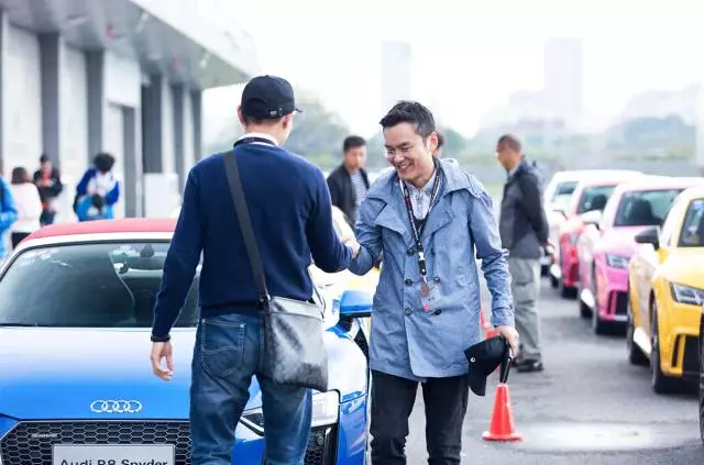 在这里开车,飙到200km/h都不违法,一大波妹子为你喝彩!