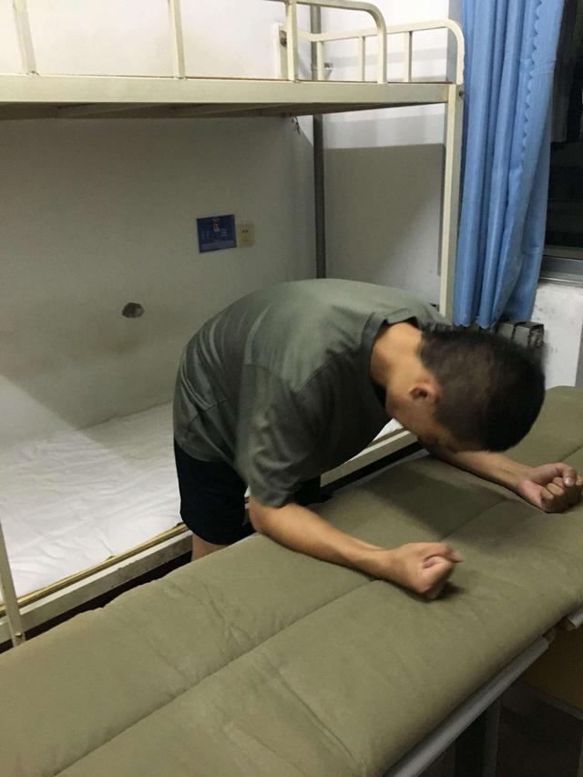 部队的被子叠出豆腐块的秘籍,还得靠三分叠七分修