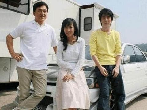 同是功夫巨星，成龙用情专一送妻子豪车，而他抛弃妻女娶小嫩模！