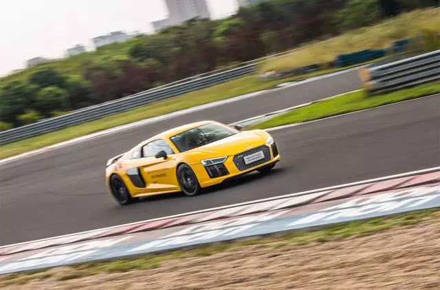 在这里开车,飙到200km/h都不违法,一大波妹子为你喝彩!