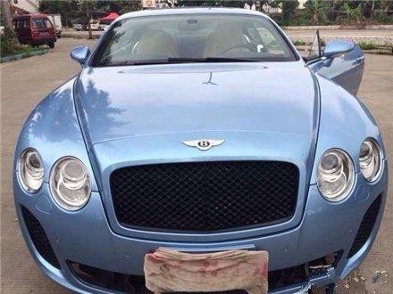 400万豪车撞甲壳虫，对方完好无损，车主一看是美女就没要赔偿！