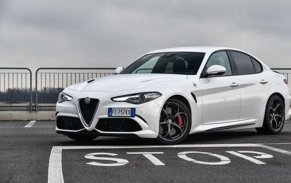 这车外形帅到众泰不敢抄，速度快到宝马M3来了也得输