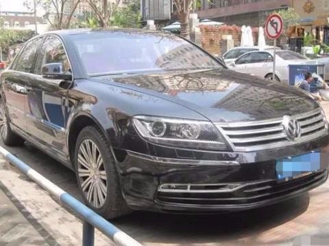百万帕萨特停路边，车牌号被路人吐槽，风水师也说这个车牌不好！