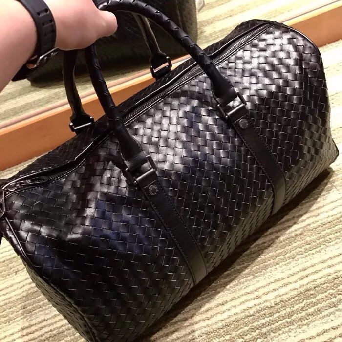 葆蝶家bv旅行包无logo奢华用手摸得到