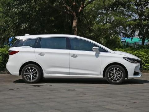 老婆给我10万让我买宝骏730，我却提了这款车，老婆恨死我了