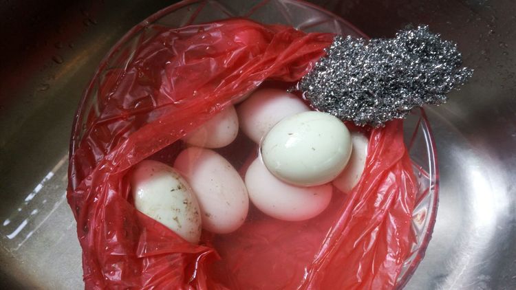 黄泥腌制的咸鸭蛋,个个都出油
