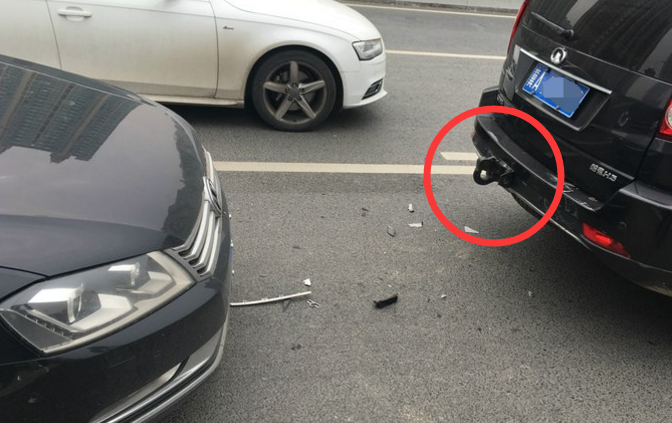 大众迈腾追尾哈弗H5,越野车改装小挂钩,迈腾金