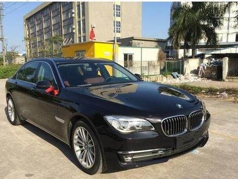 男子花百万买宝马炫富 因说差一字 女友闹着说分手