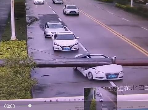 惊魂一刻！吊臂倒塌砸中奥迪A3，这位粤C车主真是福大命大！