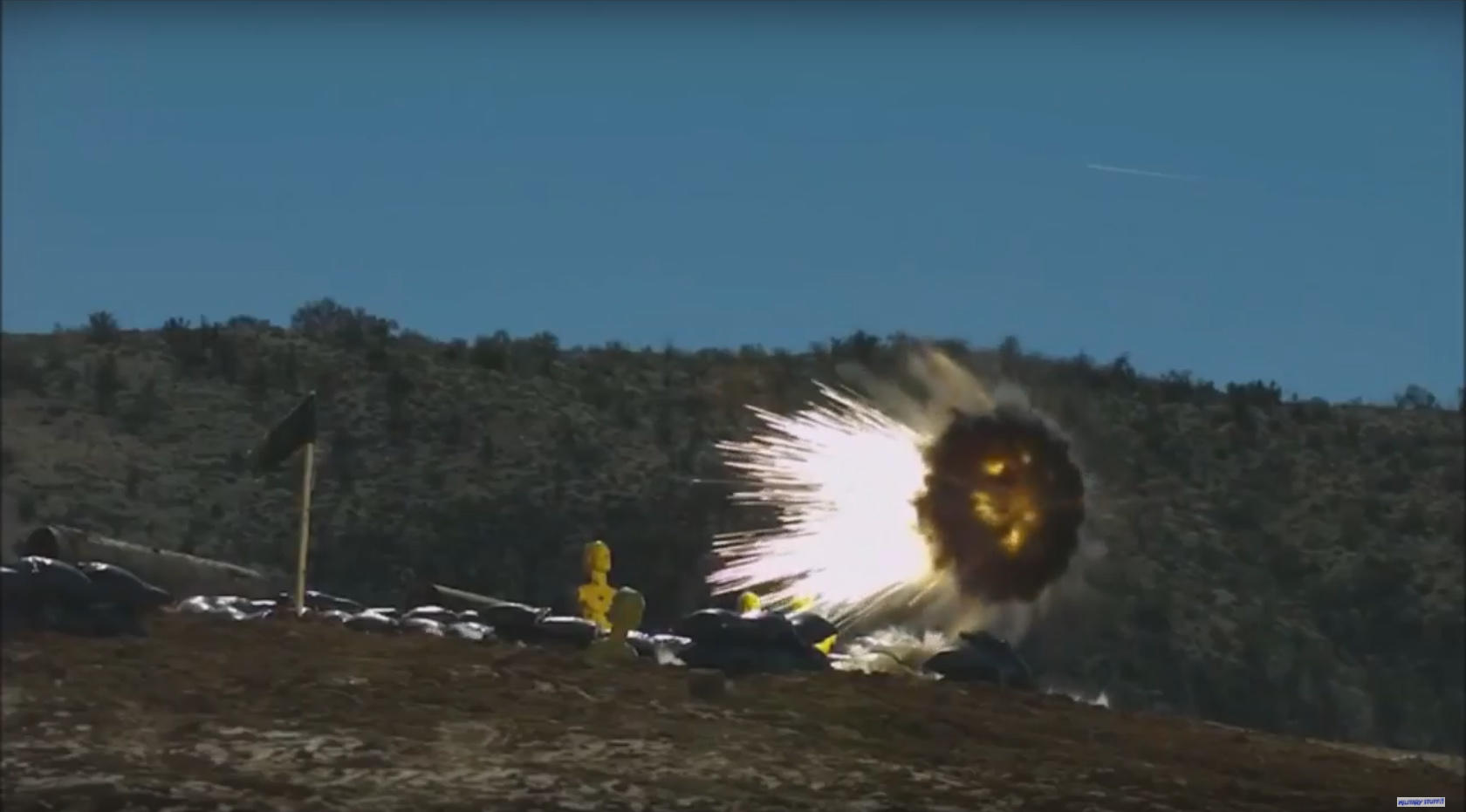 该图能看到mk310可编程炮弹飞抵战壕目标上空时瞬间爆炸,其破片的溅射