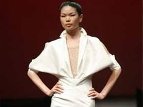 她被称为“一半天使，一半魔鬼”，今36岁嫁外国人，开上豪车！