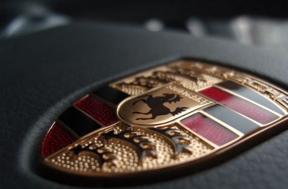 2万软妹币能干什么？ 你可以每天都换一辆新款保时捷